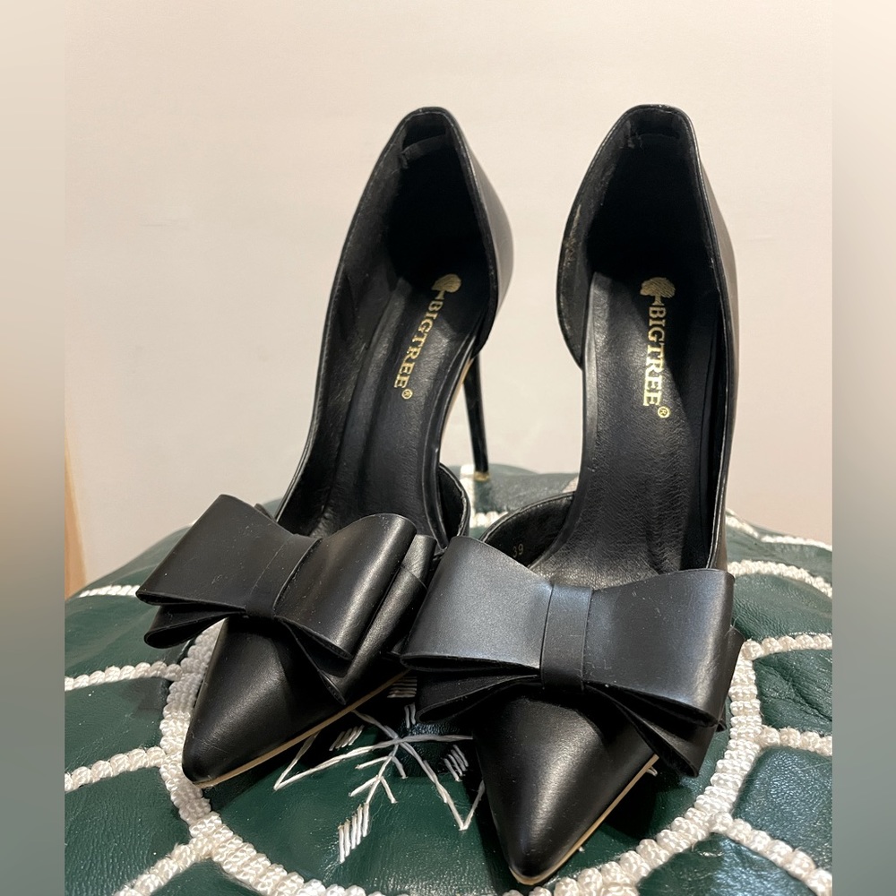 Big tree bow heels in black